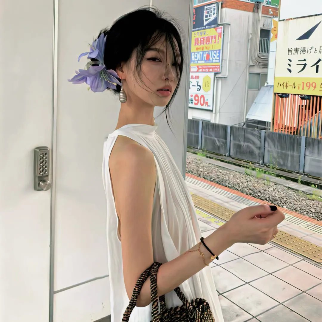 热铁皮屋顶上的猫